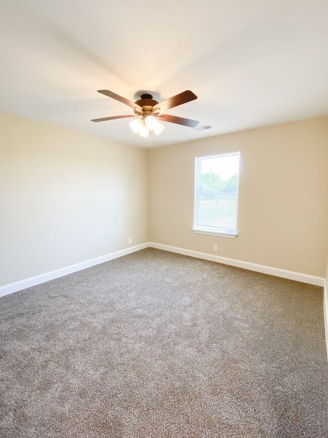 Building Photo - 102 Meadow Ln