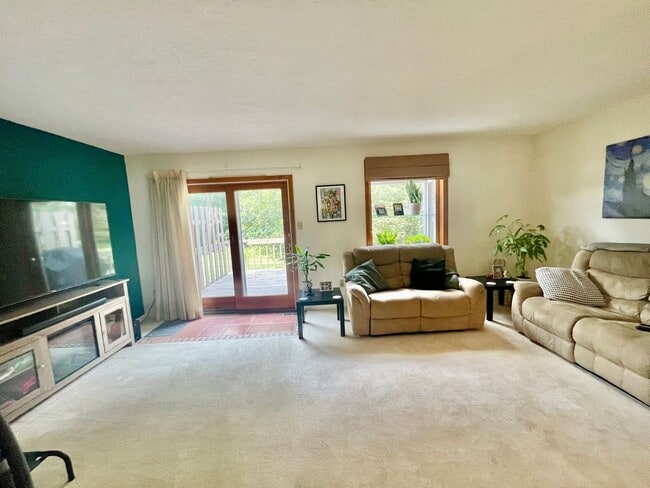 Building Photo - Charming and Spacious 3-Bedroom Home for R...