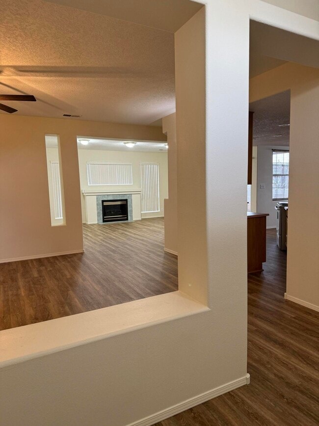 Building Photo - 6933 Glen Hills Dr NE