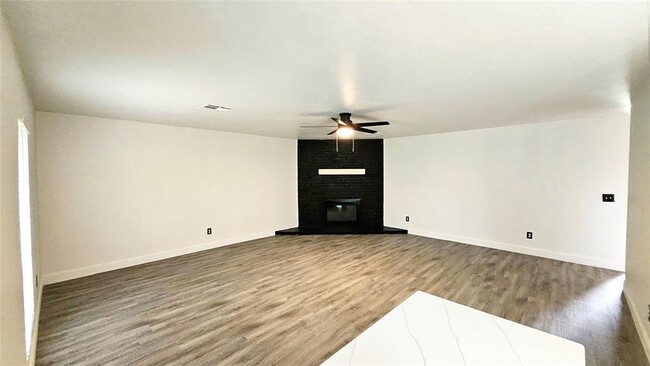 Building Photo - 1802 Vanessa Dr