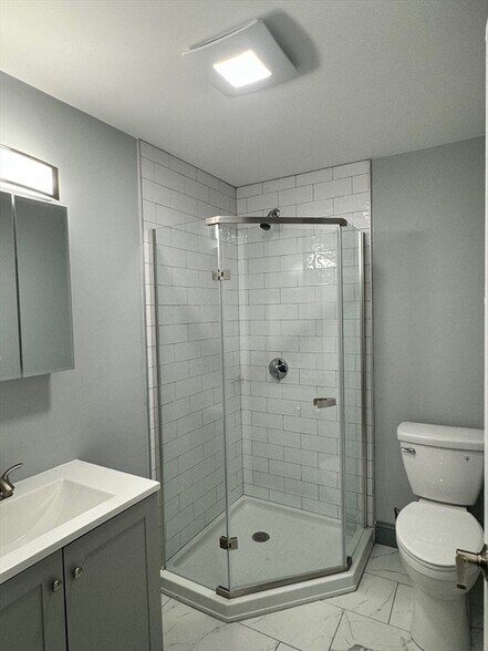 Building Photo - 168 Putnam St