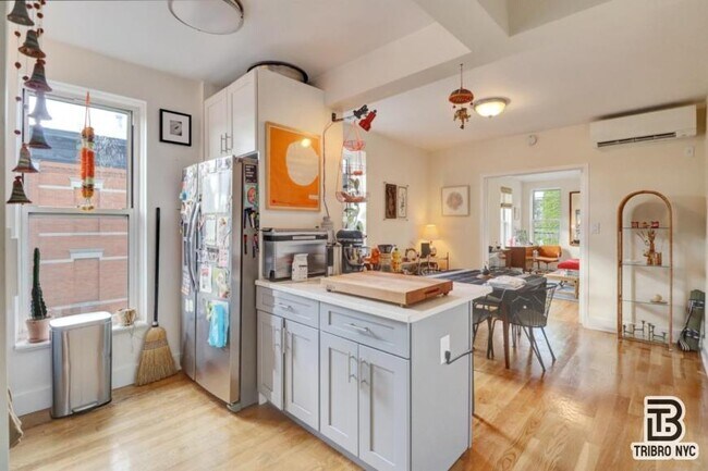Building Photo - 3 bedroom in Queens NY 11385