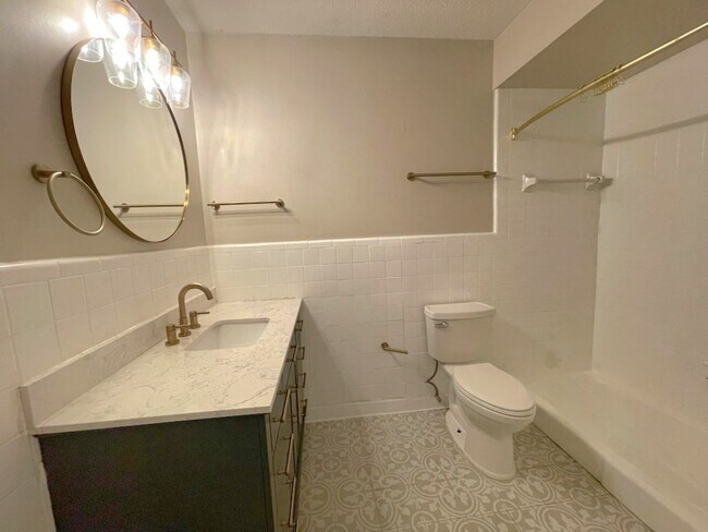 Building Photo - Cute bungalow in the heart of everything! Updated!