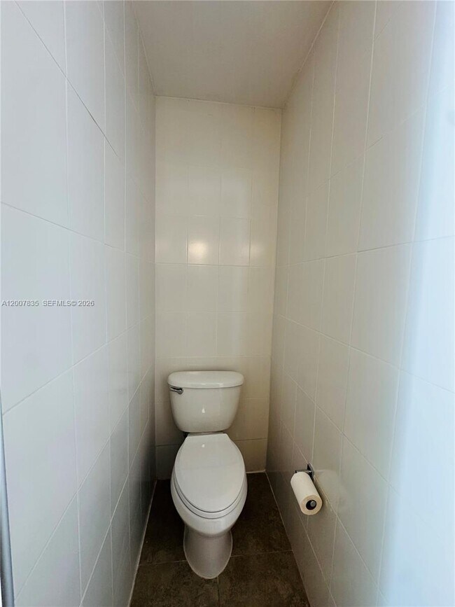 Building Photo - 2816 Pine Tree Dr