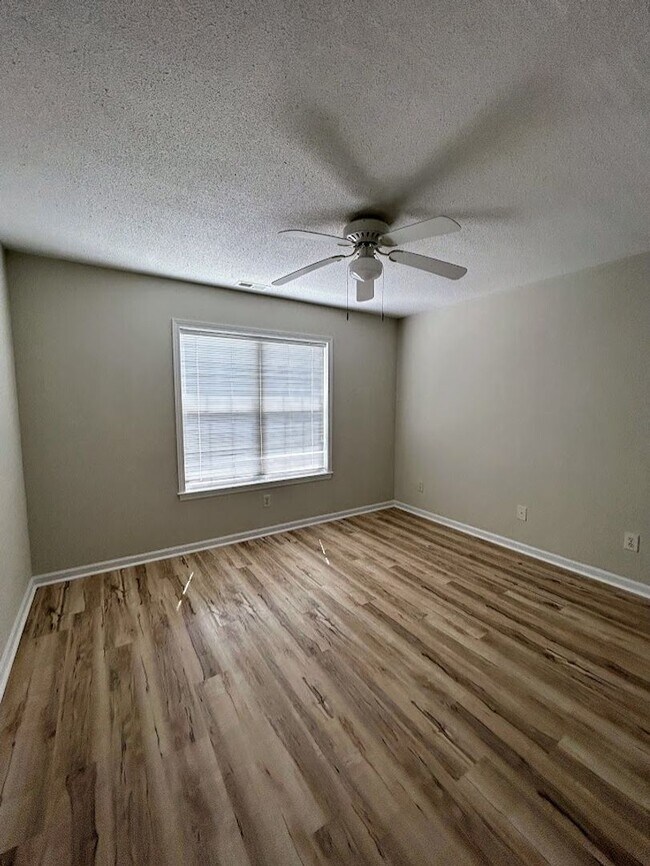 Building Photo - 2BR Condo in Holton Place – Pool, Porch, a...