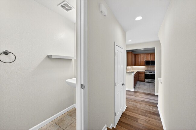 Building Photo - Beautiful Upgraded Townhome: 1,676 sqft, 2-Car Garage + Iron Horse Trail Access