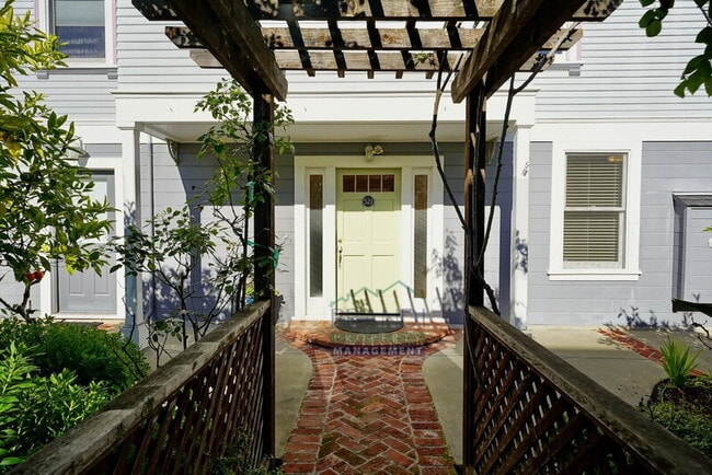 Building Photo - 521-523 C St