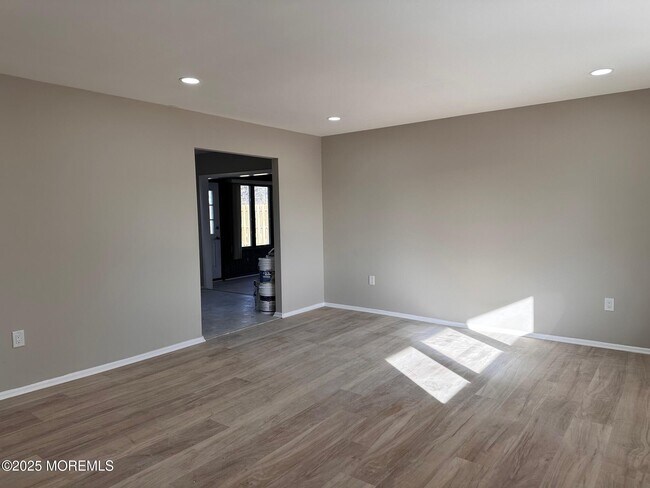 Building Photo - 403 7th St