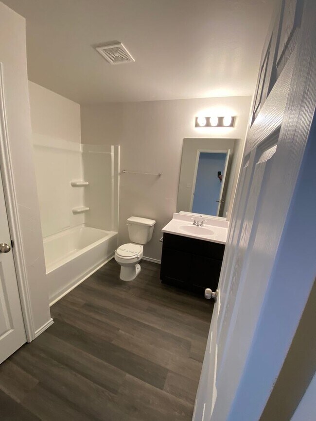 Building Photo - Now Pre-Leasing! Comfortable & Stylish 3-Bed, 2 Bath Home in Yukon