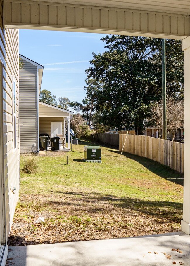 Building Photo - Three Bedroom Townhome