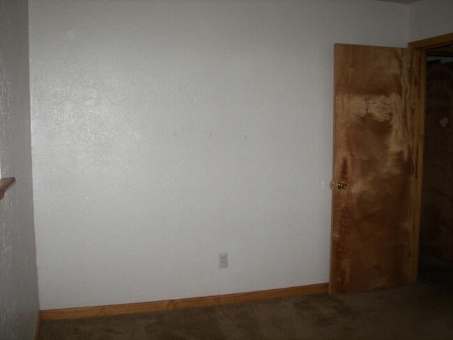 Building Photo - Adorable! You'll Love All the Oak!