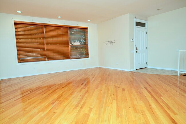 Building Photo - 6532 N California Ave