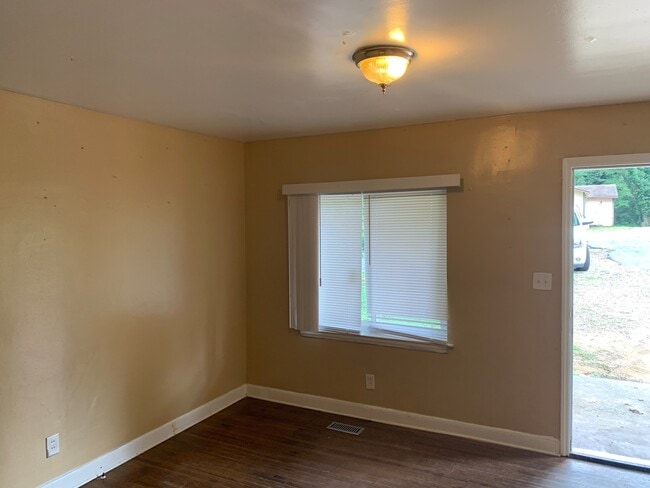 Building Photo - Move-in ready 1 Story Duplex located in th...