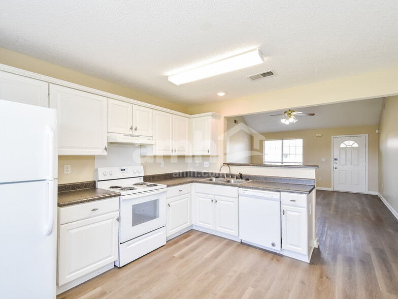 Building Photo - 4851 Phipps Dr