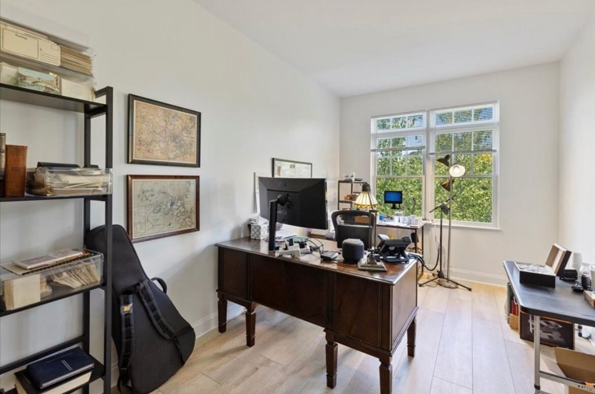 Building Photo - 614 Pond St