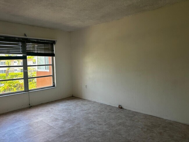 Building Photo - 1850 NE 169th St