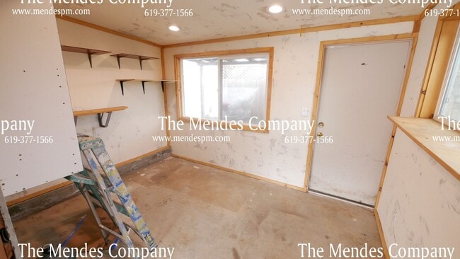 Building Photo - 933 Temple St