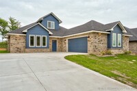 Building Photo - 6961 River Oak Dr