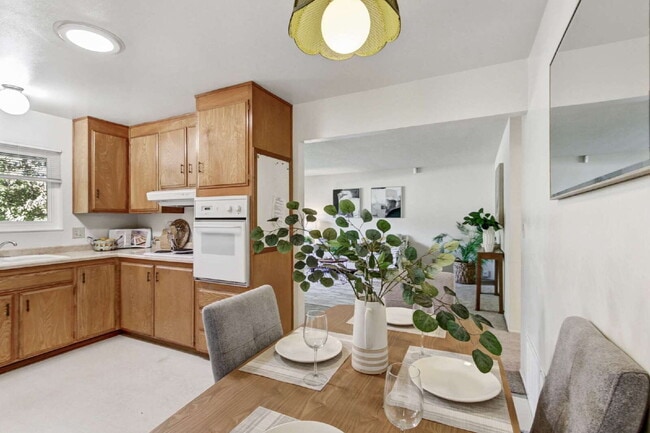 Building Photo - Classic Davis Manor Ranch — 3 Bed, 2 Bath with Covered Patio and Large Yard