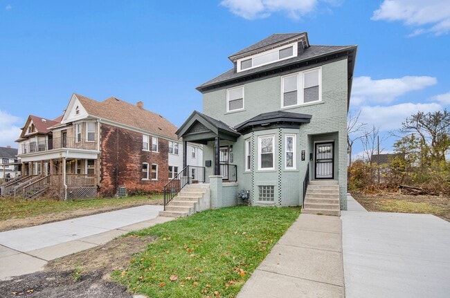 Building Photo - Lower Unit - Newly Constructed - 2 bed/2 b...