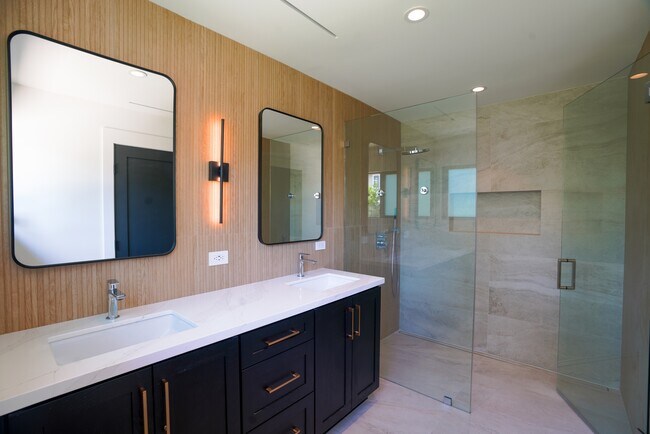 Building Photo - 1800 Oriole Dr