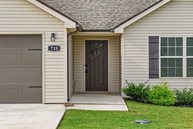 Building Photo - 710 Gleason Dr