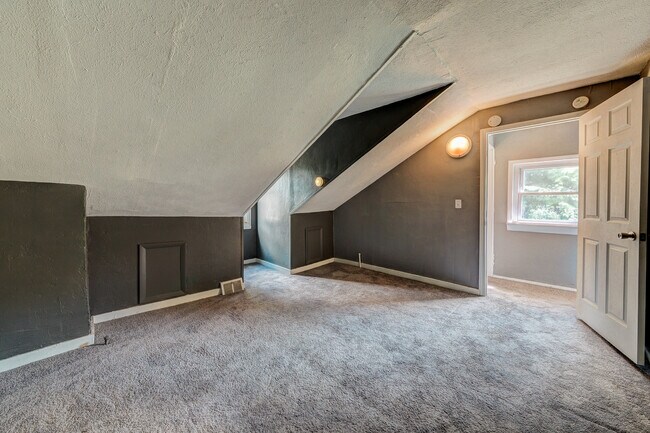 Building Photo - AVAILABLE AUGUST 2026 - Beautiful 3 Bedroom Home w/ OFF-STREET PARKING & Deck!