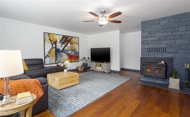 Building Photo - Move in Ready! A wonderful spacious 3-bedr...