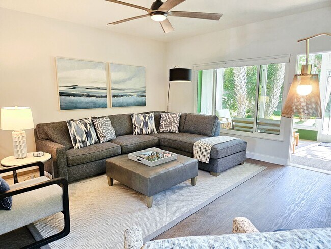 Building Photo - Seasonal Short-Term Venice Island Townhouse Steps from Venice Beach!