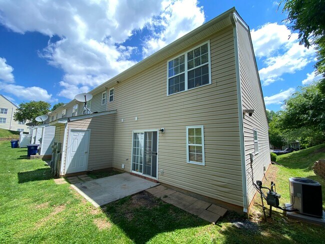 Building Photo - 3006 Kensington Pl