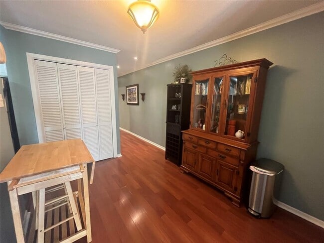 Building Photo - 1818 S Lakeshore Blvd