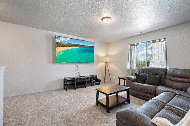 Building Photo - Immaculate Newer Construction w/ Vinyl Fen...