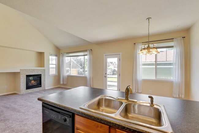 Building Photo - Beautiful 3-Bedroom, 2½-Bath Home with Open Floor Plan in East Fort Collins
