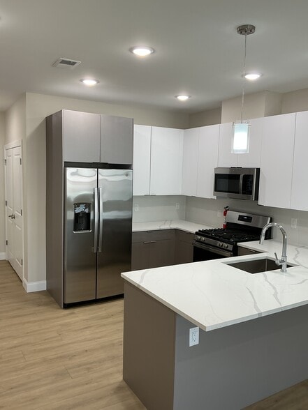 Building Photo - 26 Elm St