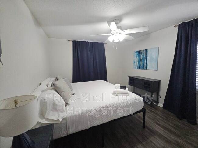 Building Photo - 4625 Tree Line Dr