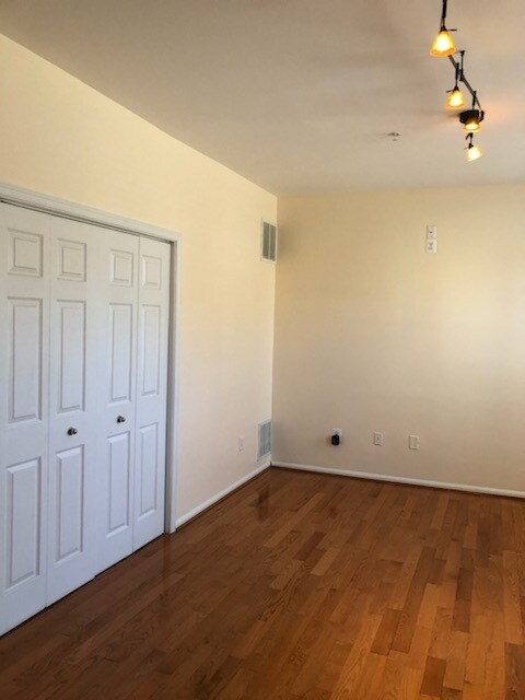 Building Photo - 855 E Lombard St
