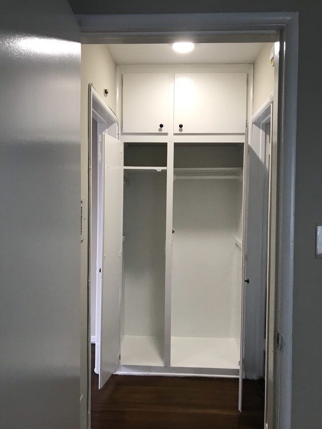 Building Photo - 917 N Hudson Ave