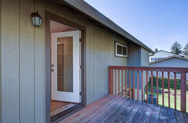 Building Photo - Spacious 4bd 2.5ba Home - Avail. Now!