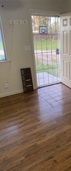 Nice Living Room - 2714 N Blythe Ave