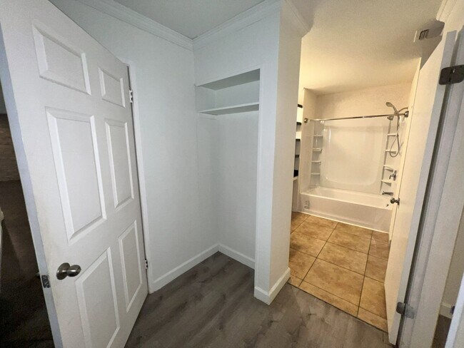 Building Photo - Remodeled 2 Bed, 2 Bath Unit in Downtown S...