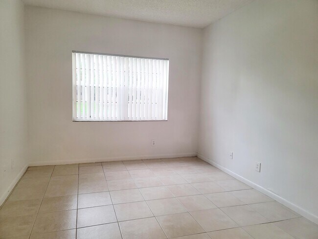 Building Photo - 611 Cypress Lake Blvd