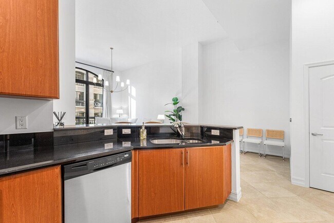 Building Photo - 701 S Olive Ave