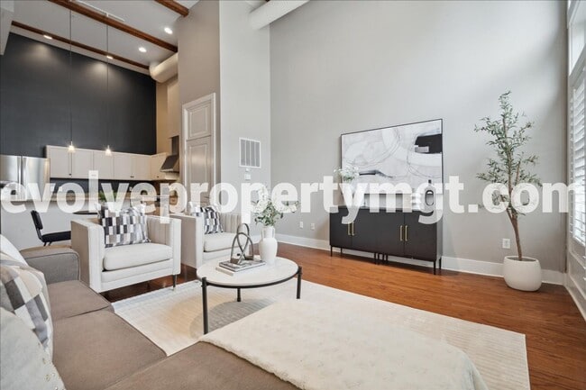 Building Photo - Downtown Living at Its Finest – Spacious 2...