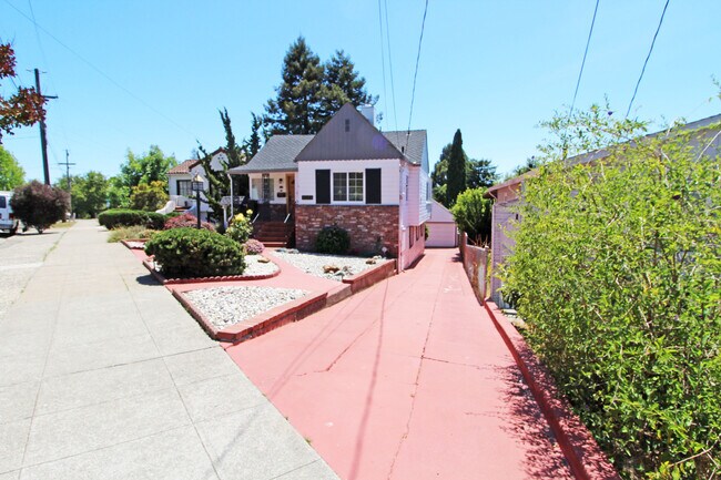 Building Photo - Coming Soon! Lovely Redwood Heights Home w...