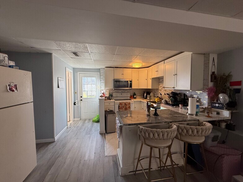 Full kitchen - 7724 Acrocomia Dr