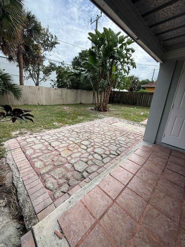 Building Photo - Charming 2/1 Single Family Home with large carport