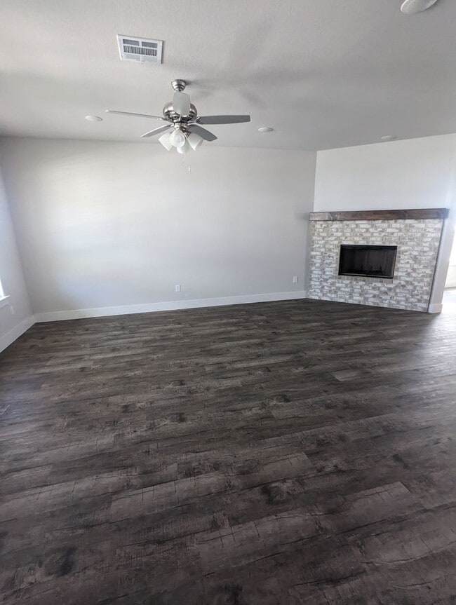 Building Photo - 4/2.5/2 - Beautiful 2 story/ PRIVATE PARKING!! GODLEY ISD