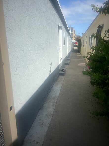 Building Photo - 2317 Grand Ave