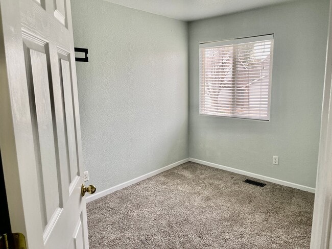 Building Photo - Eaton Commons Townhome