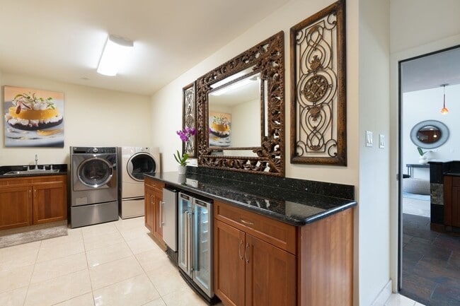 Building Photo - Portlock Paradise